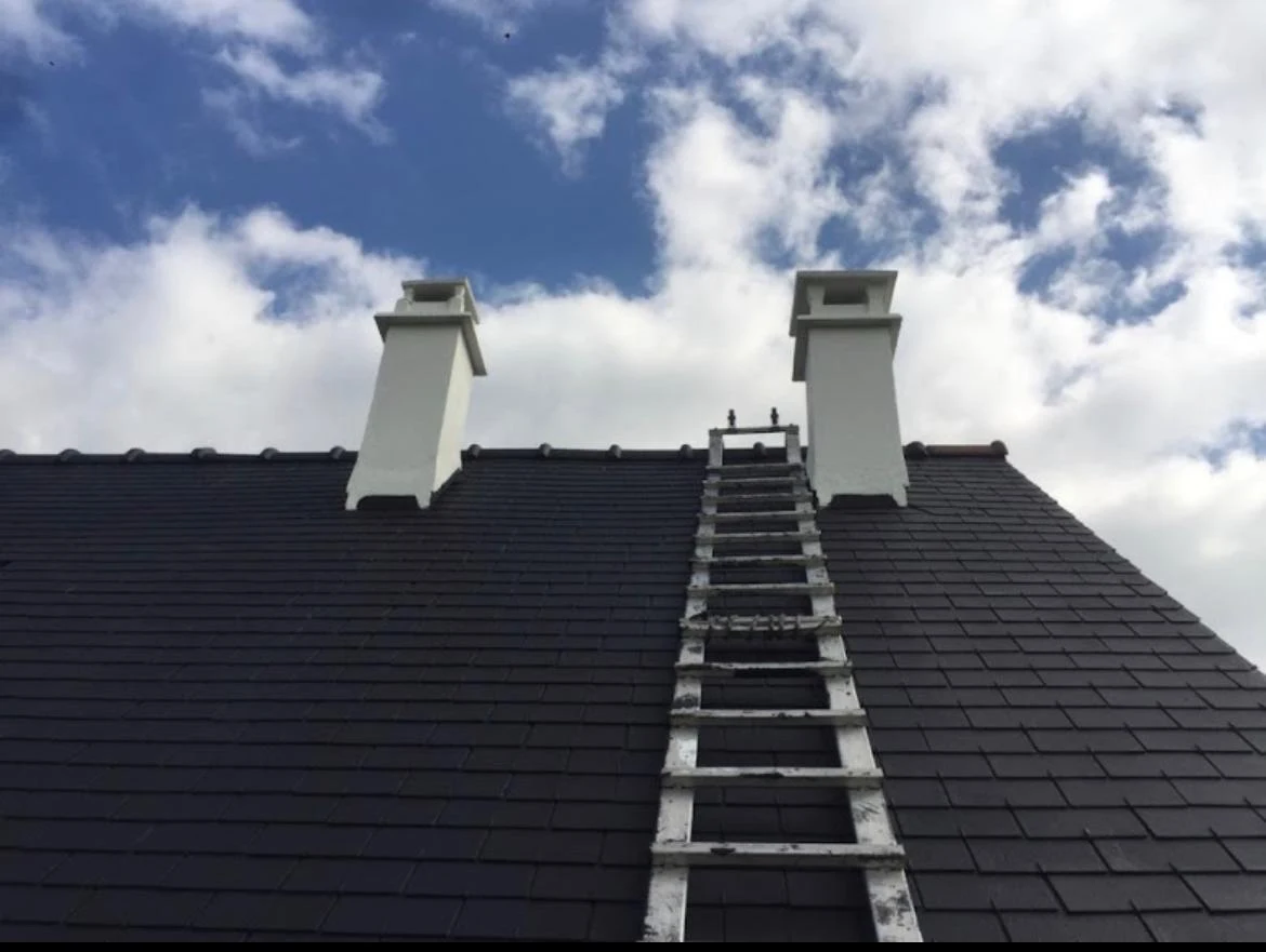 Chantier de couverture en ardoise